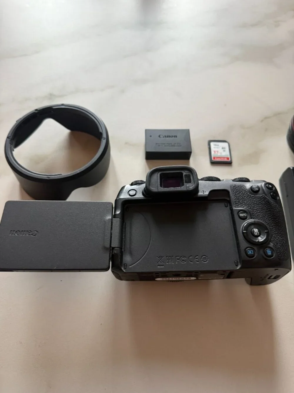 CANON EOS R Full-Frame Mirrorless Camera + RF 24-105mm F4L IS USM Lens Kit